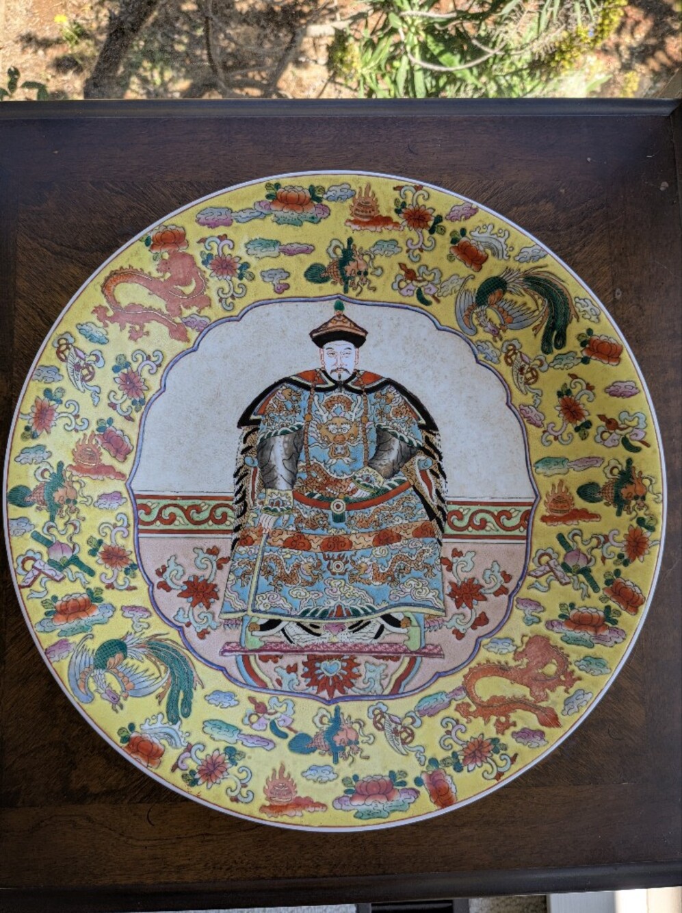 Vintage 14" Chinese Portrait Charger -  Studio Mark - Famille Jaune